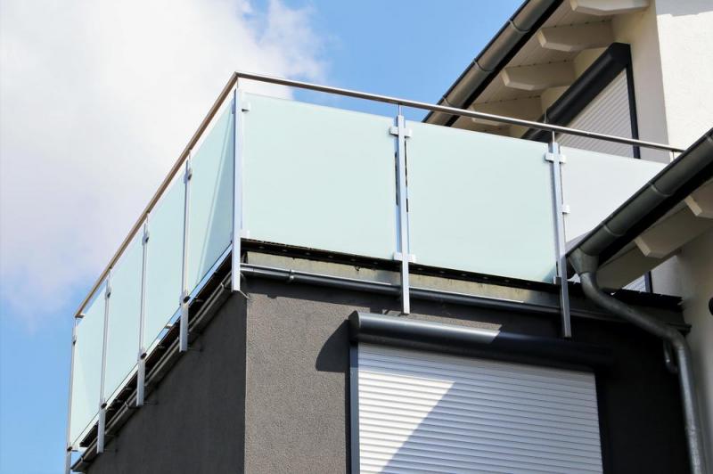 Un garde-corps s&eacute;curise balcons et escaliers pr&egrave;s de Sedan
